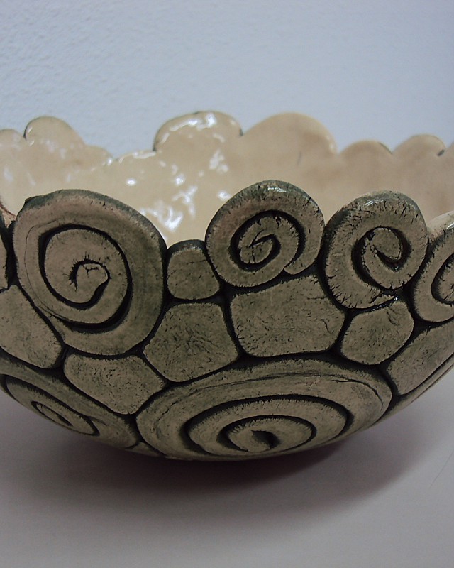 Maak een schaal van klei in een drukmal